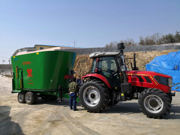 25方牽引TMR飼料攪拌機(jī)